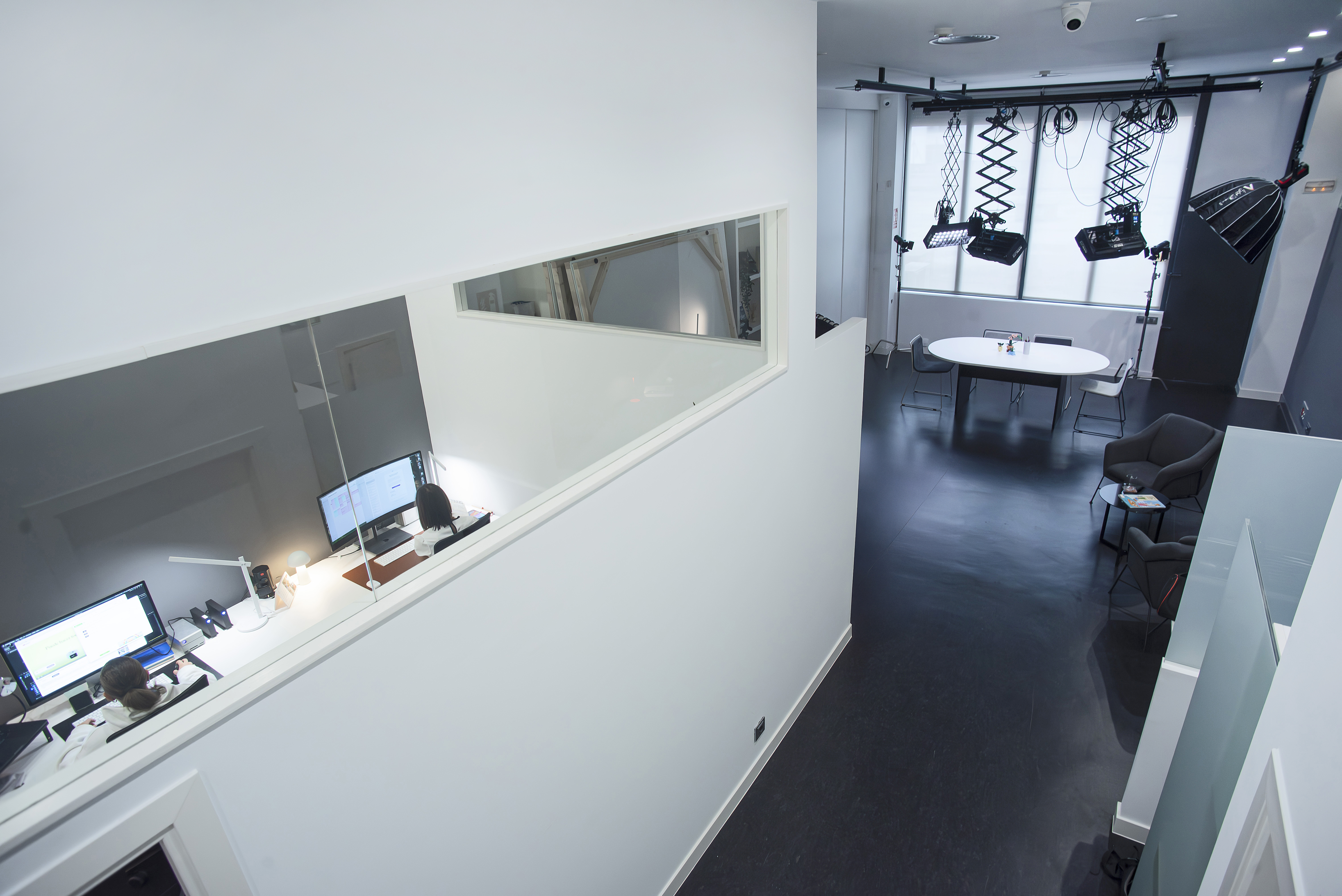 Interior del estudio Muxu con mesa redonda y micrófonos profesionales