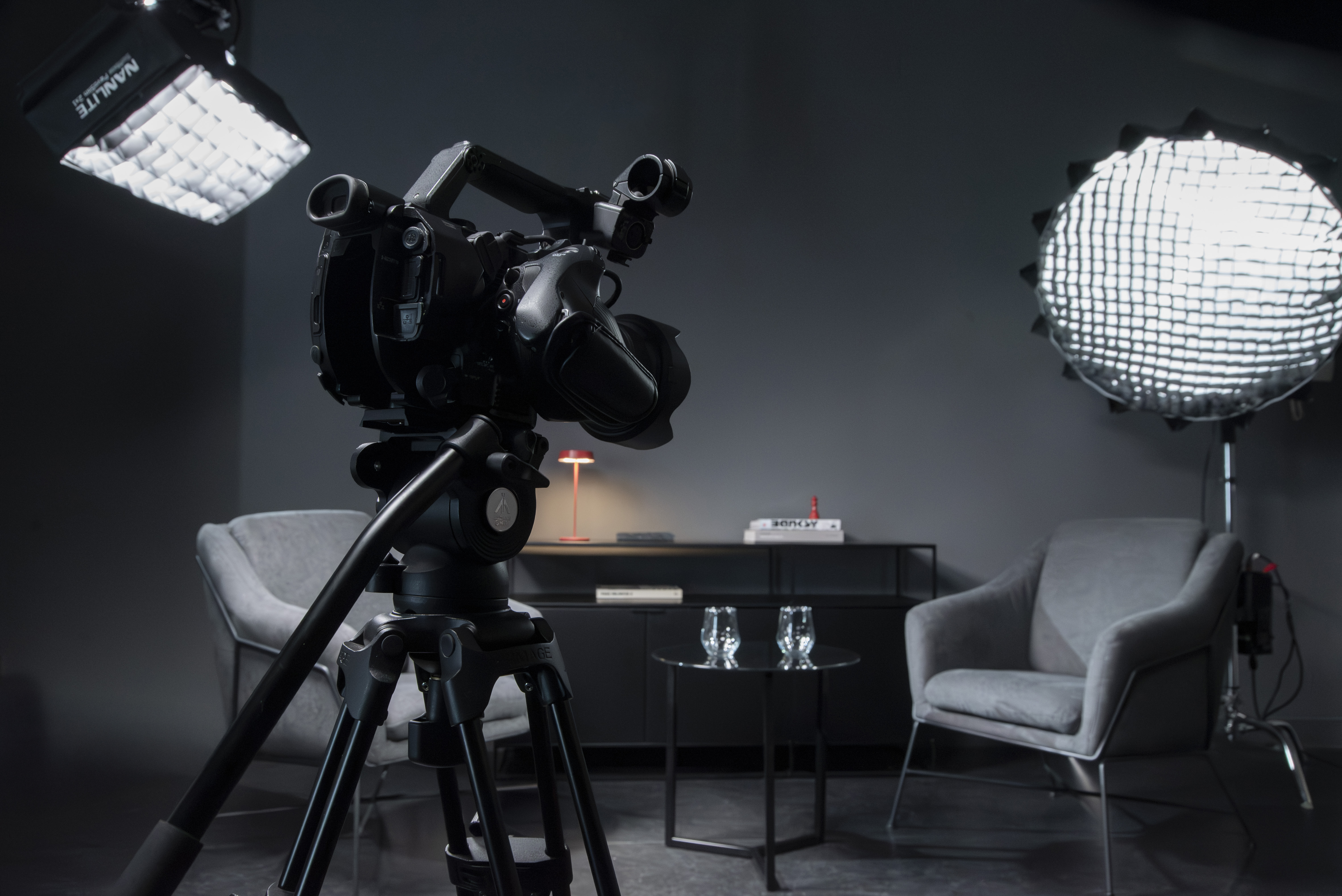 Mesa de control profesional con luces azules en estudio Muxu