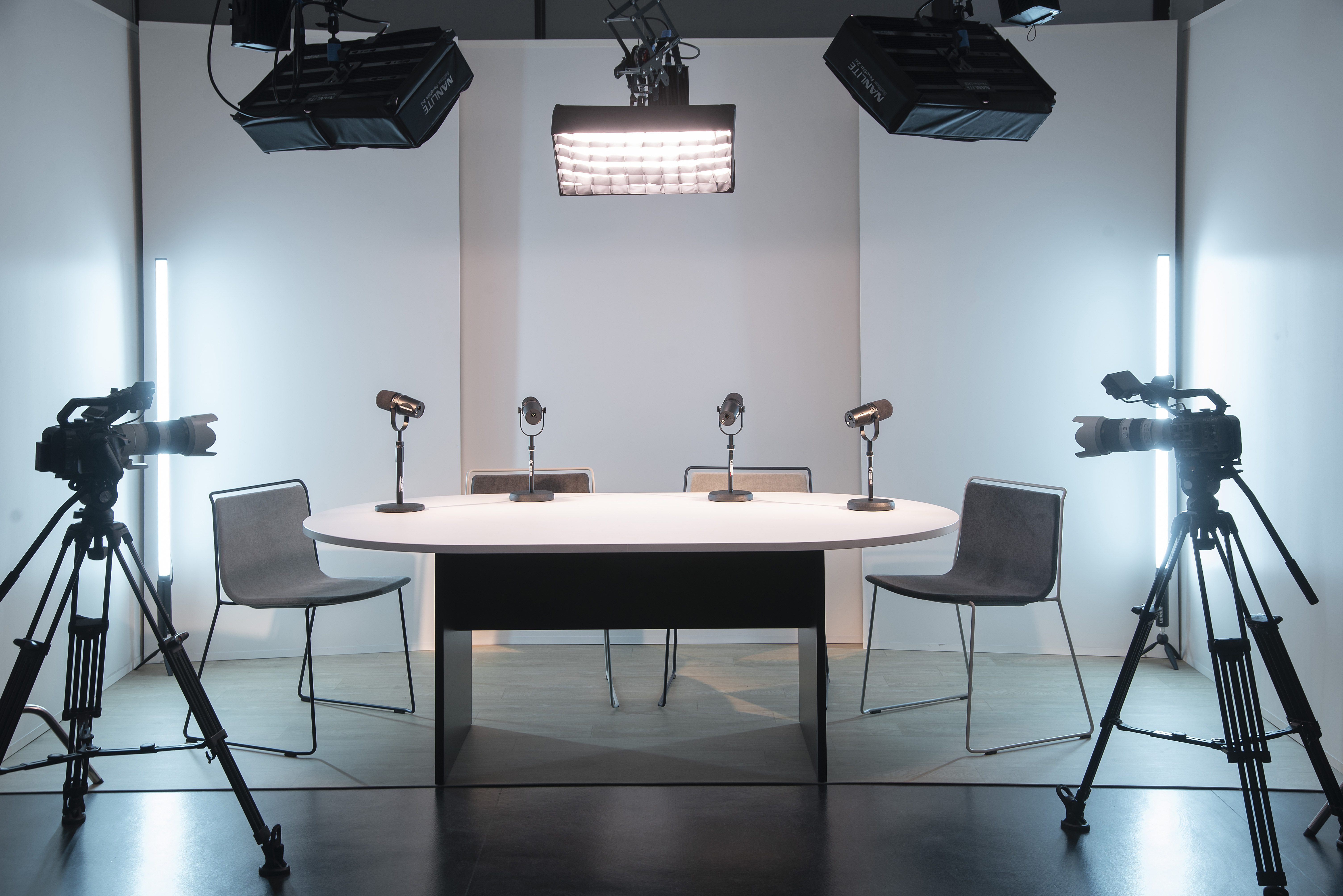 Vista panorámica del estudio Muxu con mesa redonda