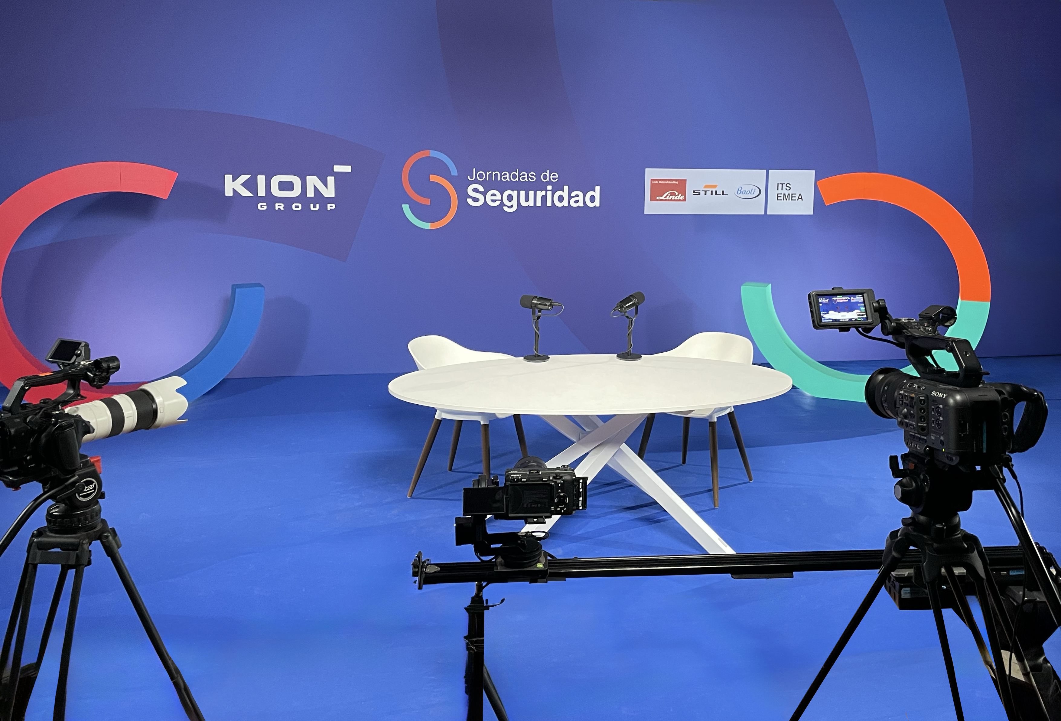 Interior del estudio Muxu con mesa redonda y micrófonos profesionales