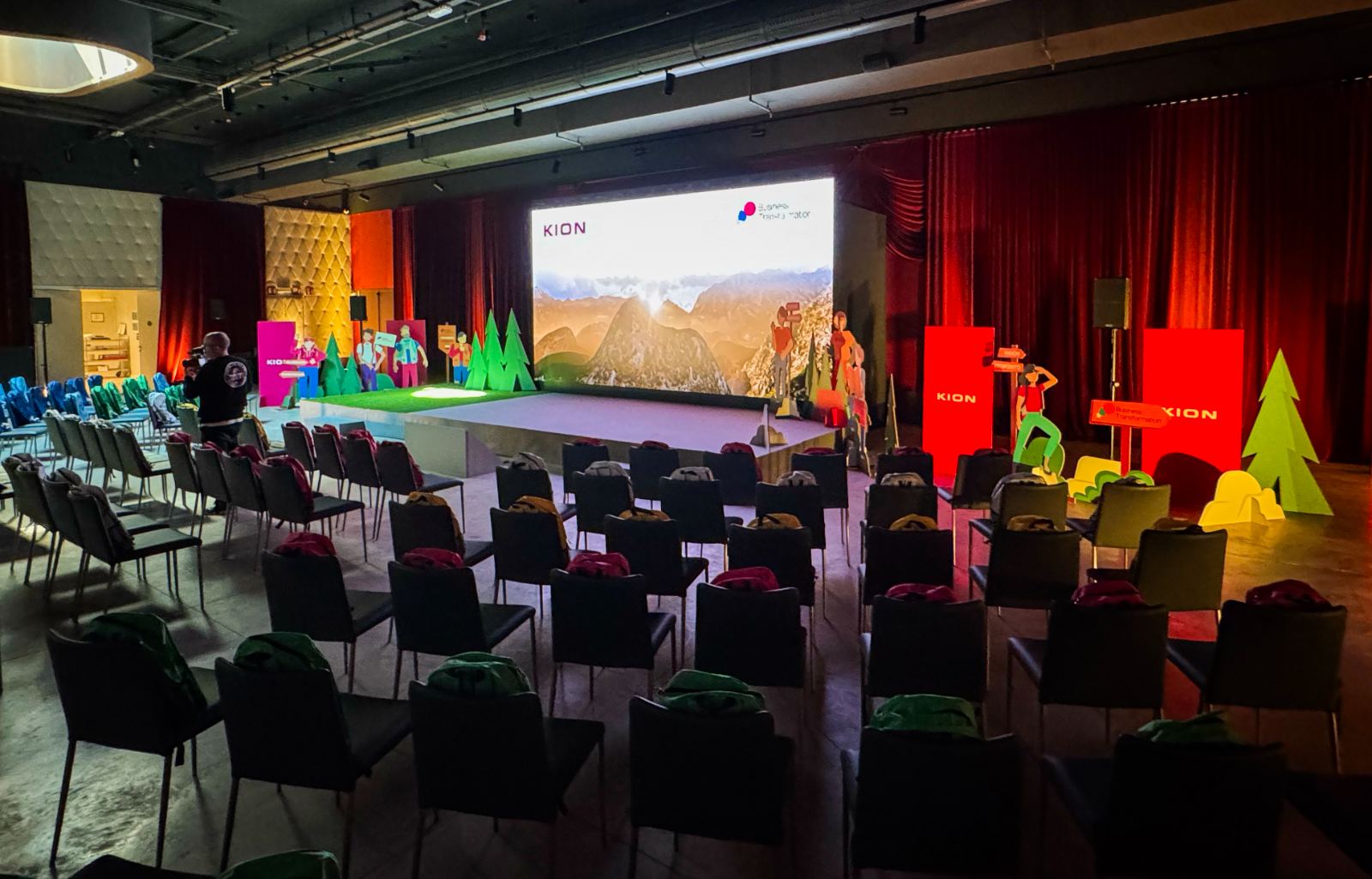 Escenografía y pantalla LED del evento corporativo de KION en Barcelona