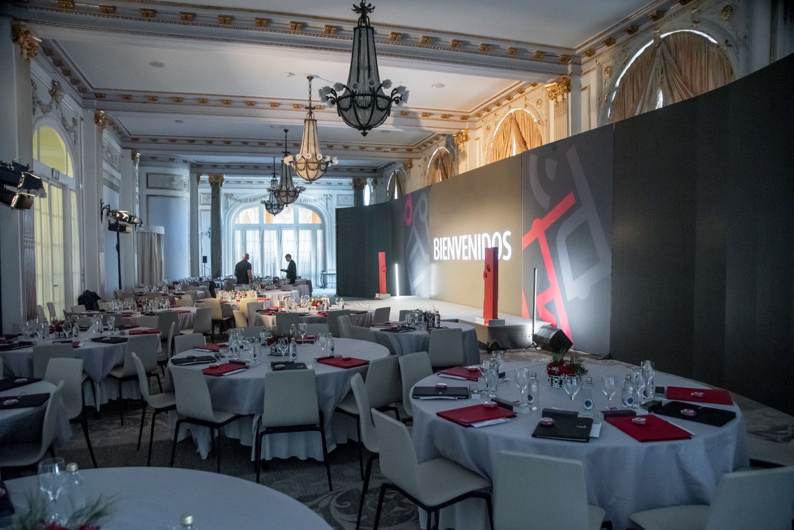 Montaje audiovisual de evento corporativo de Linde en salón de gala