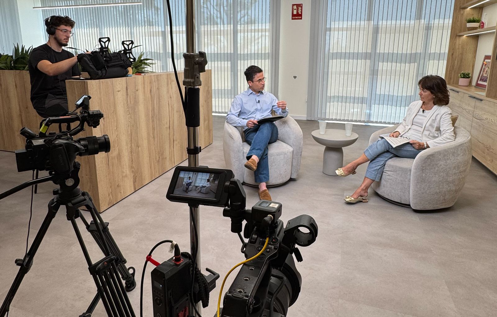 Rodaje de vídeo formativo de empresa con entrevista a dos cámaras