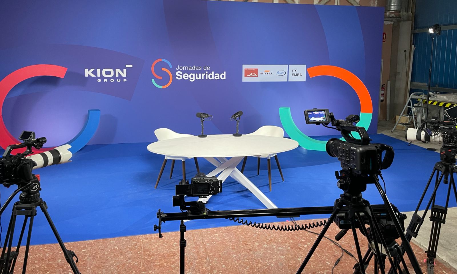 Plató de grabación de las Jornadas de Seguridad de KION Group con set multicámara